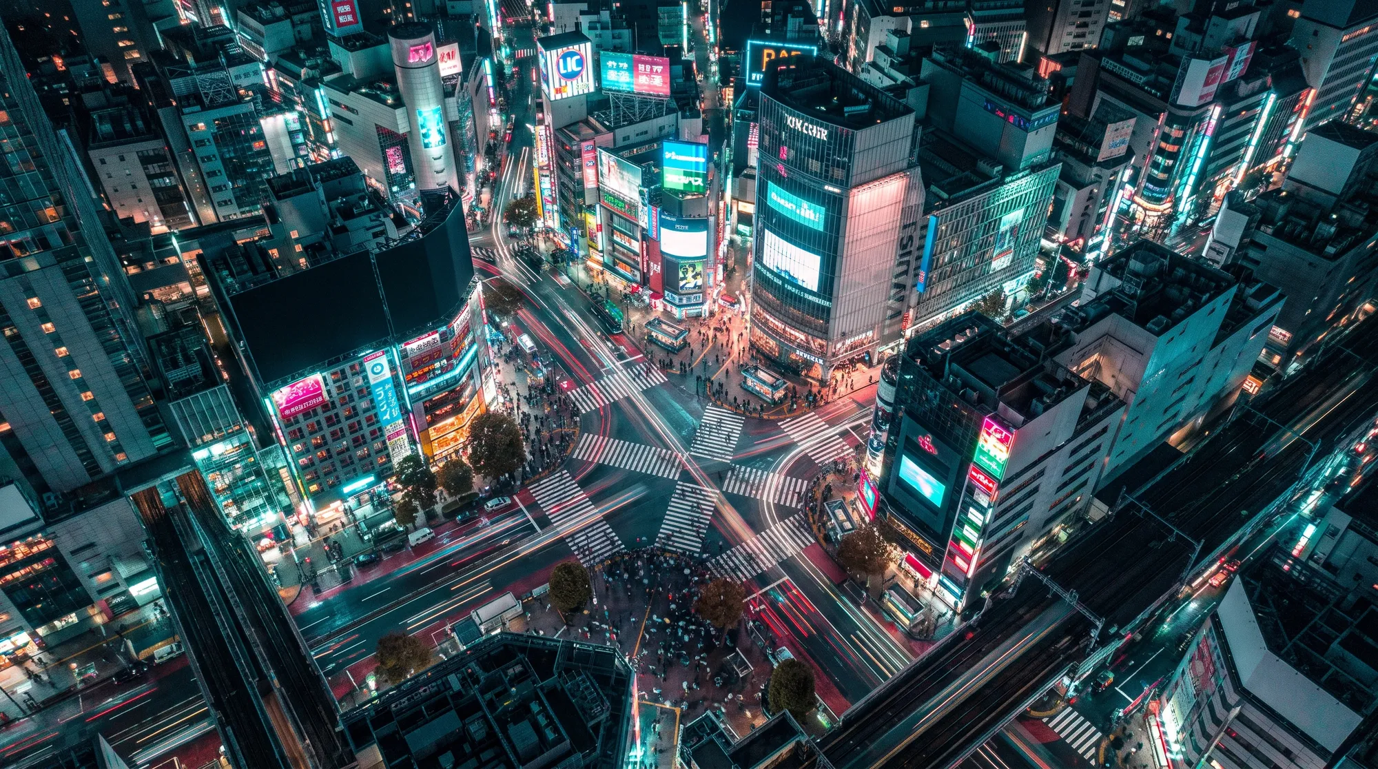 夜の渋谷スクランブル交差点を真上から見た景色